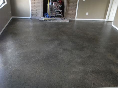 how to paint concrete floor: should we choose a primer before painting?